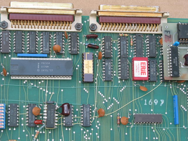 WD/900 component side, upper middle section, showing parallel port and floppy connector.
